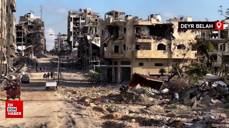 İsrail'in saldırılarında yıkılan evin enkazında kalan bir çocuk öldü