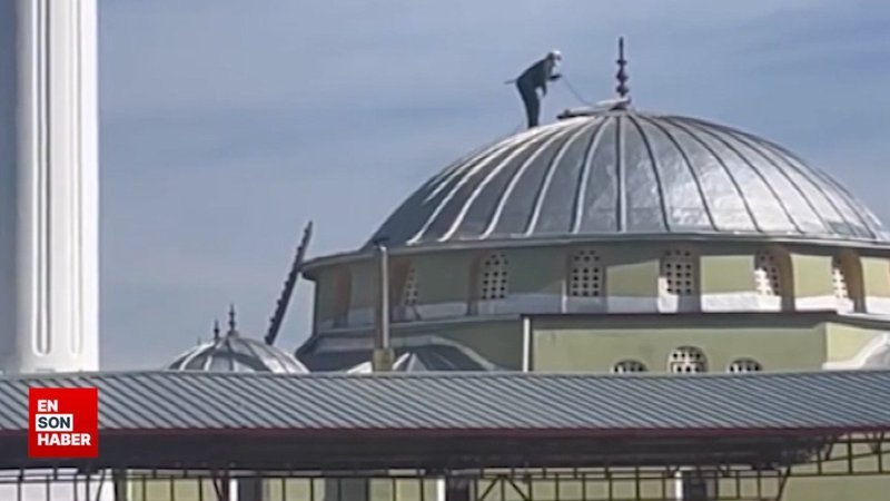 Tokat'ta leyleklere yuva yapmak için kubbeye tırmanan Yücel dede