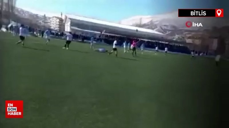 Bitlis'te kırmızı kart gören futbolcu sahaya daldı