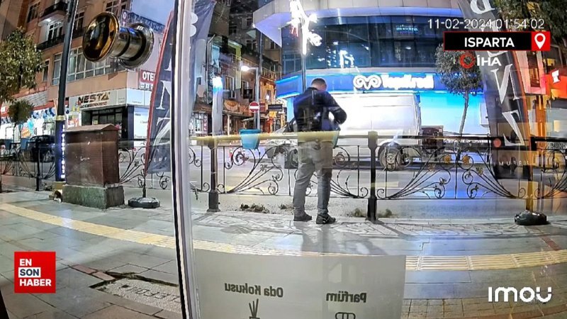 Isparta'da yol üzerinde bulunan saksıların toprağını etrafa saçtı