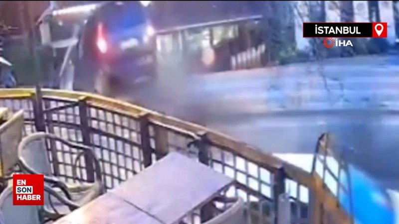 Üsküdar'da hafif ticari aracın restorana girdiği anlar