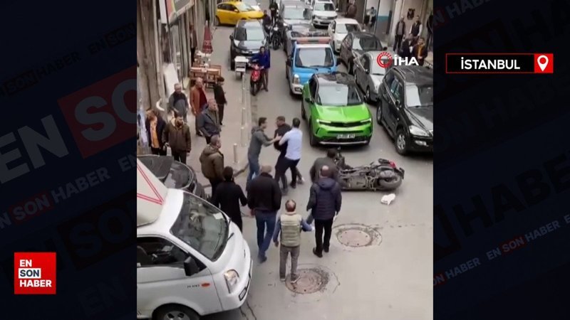 İstanbul’da yol verme kavgası: Motosikleti tekmeleyip saldırdı