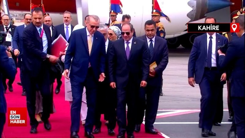 Cumhurbaşkanı Erdoğan Mısır'da mevkidaşı Sisi tarafından karşılandı