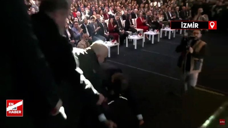 CHP İzmir Büyükşehir Belediye Başkan Adayı Cemil Tugay'ın düştüğü anlar