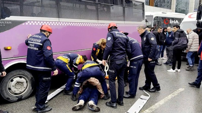 Sakarya'da geri manevra yapan otobüs kadını ezdi