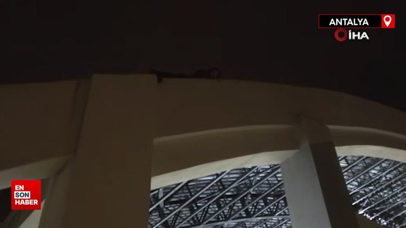 Antalya'da basketbol sahasının duvarlarına tırmanan genç mahsur kaldı