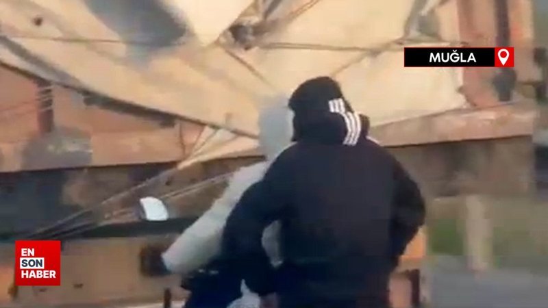 Muğla'da motosikletlinin tehlikeli yolculuğu kamerada