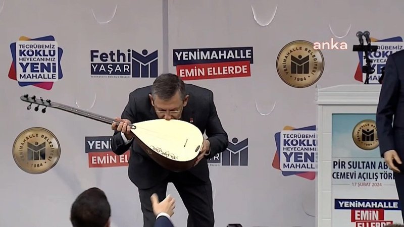 Özgür Özel sazı öptü