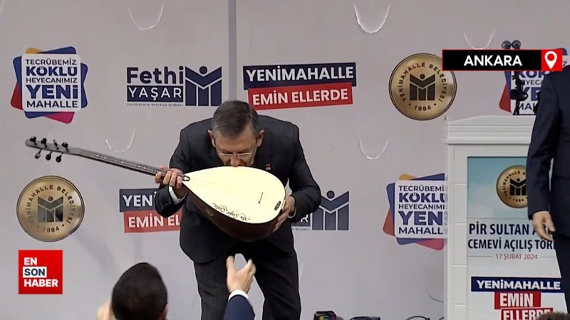 Ankara'da Özgür Özel, kendisine hediye edilen sazı öptü