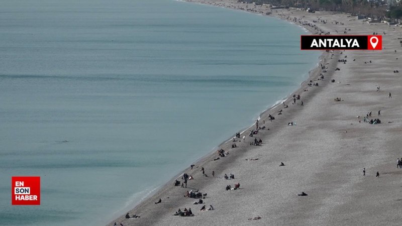 Antalya'da vatandaşlar güneşli havanın tadını sahilde çıkardı