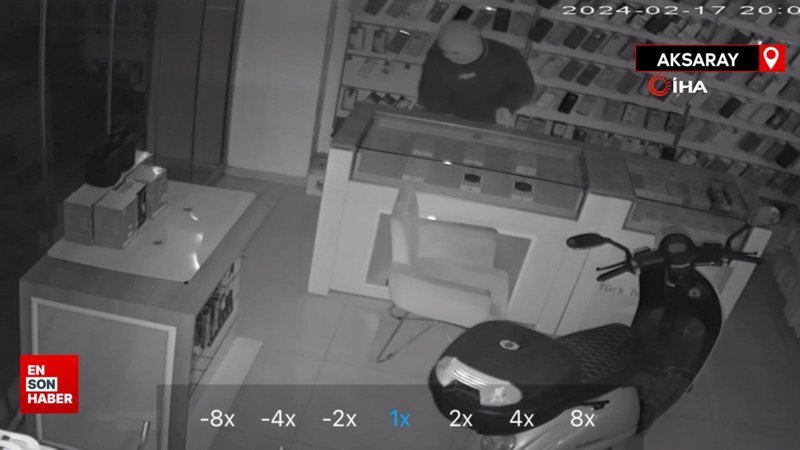 Aksaray'da tornavida ile kapıyı açan kar maskeli hırsız kamerada