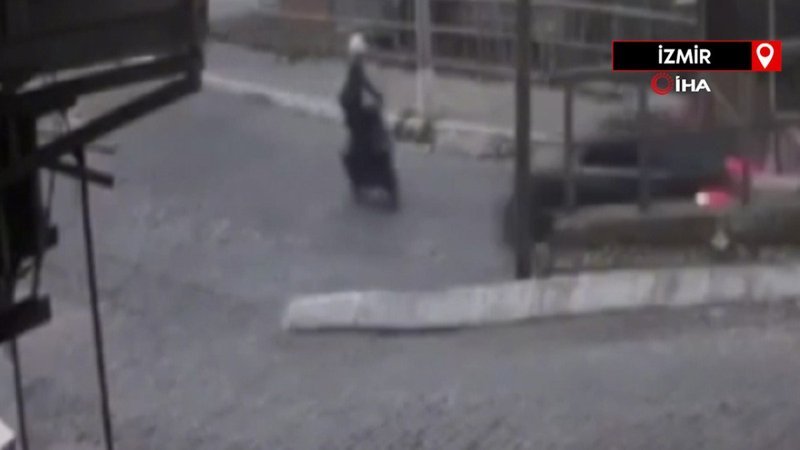 İzmir’de otomobil ile motosiklet kafa kafaya çarpıştı