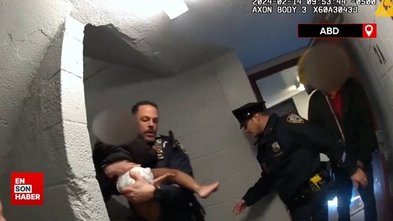 ABD'de polis, dumanlar yükselen binadan çocukları kurtardı