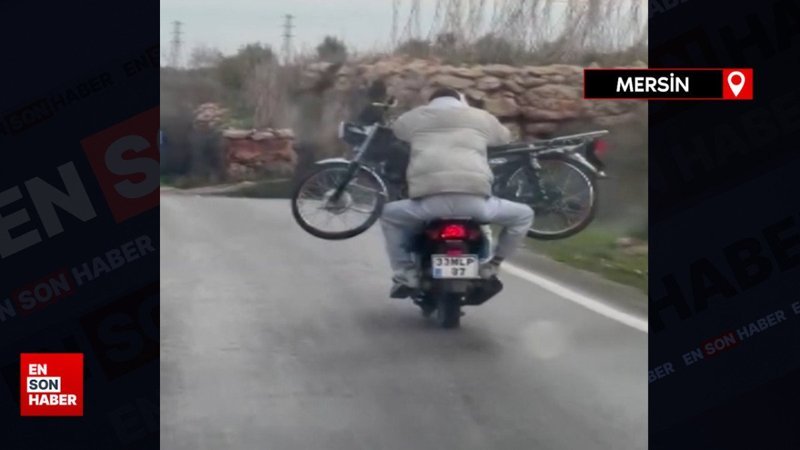 Mersin'de motosikletle yolculuk sırasında başka bir motoru kucağında taşıdılar
