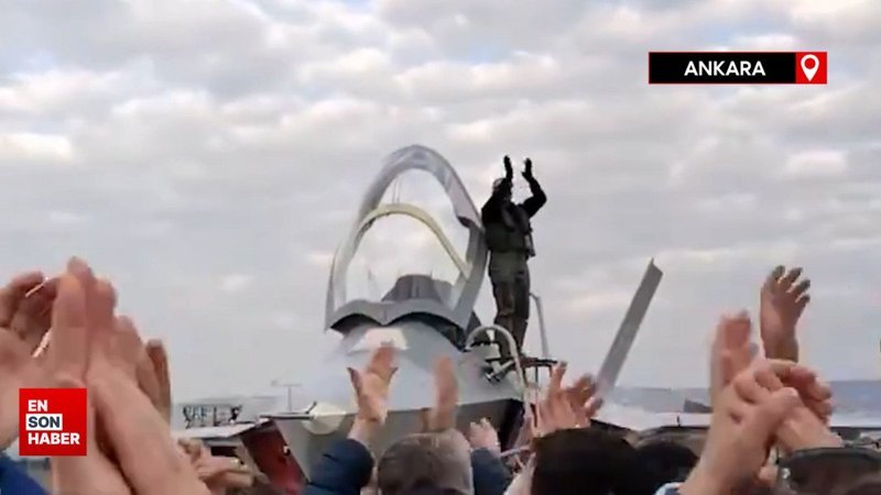 KAAN'ın ilk pilotu Barbaros Demirbaş, alkışlarla selamlandı
