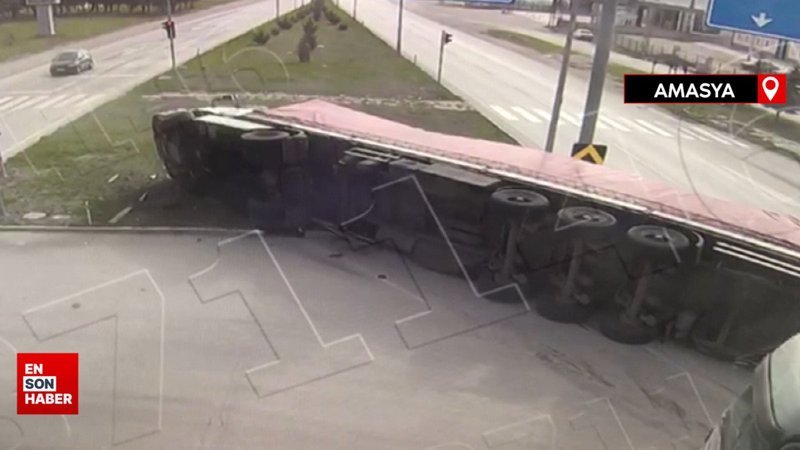 Amasya’da faciadan dönüldü, tankere çarpmaktan kurtulan tır yola devrildi