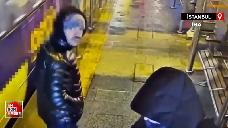 Fatih’te tramvay bekleyen kadının elinden telefonu çalıp kaçtı