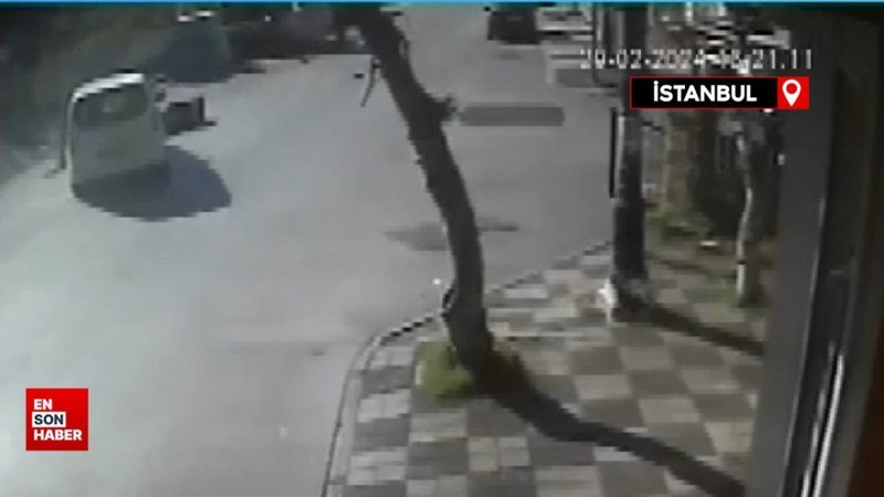 İstanbul'da hafif ticari araçla motosikletin çarpışma anı kamerada