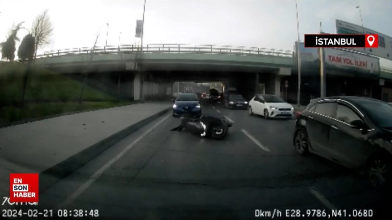 Kağıthane’de otomobilin çarptığı motosiklet sürücüsü metrelerce yerde sürüklendi