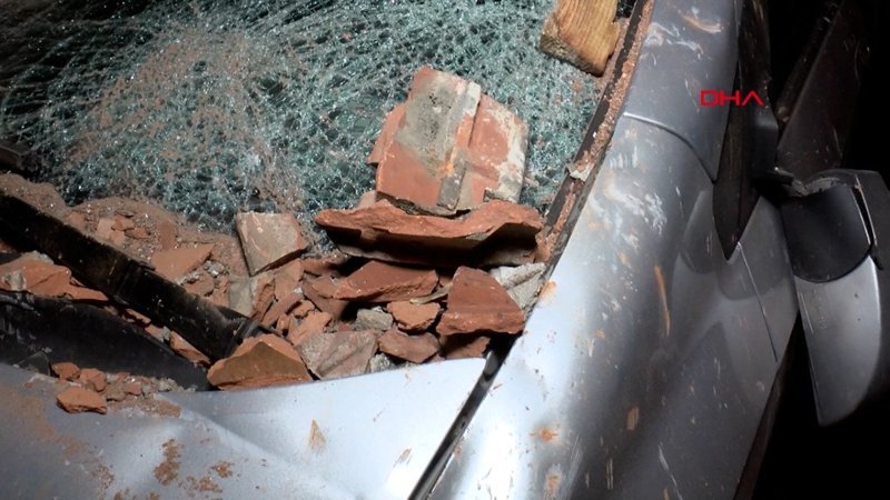 İstanbul'da binanın çatısından kopan beton parçalar park halindeki araçların üzerine düştü