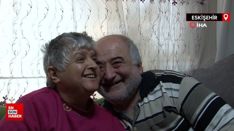 Eskişehir'de felç geçiren eşine gözü gibi bakıyor