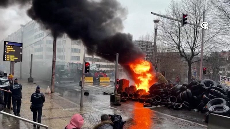 Çiftçiler, AB kurumları önünde protesto düzenledi