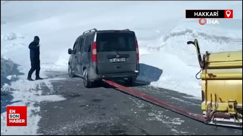 Hakkari'de karda mahsur kalan araç ve içindekiler kurtarıldı