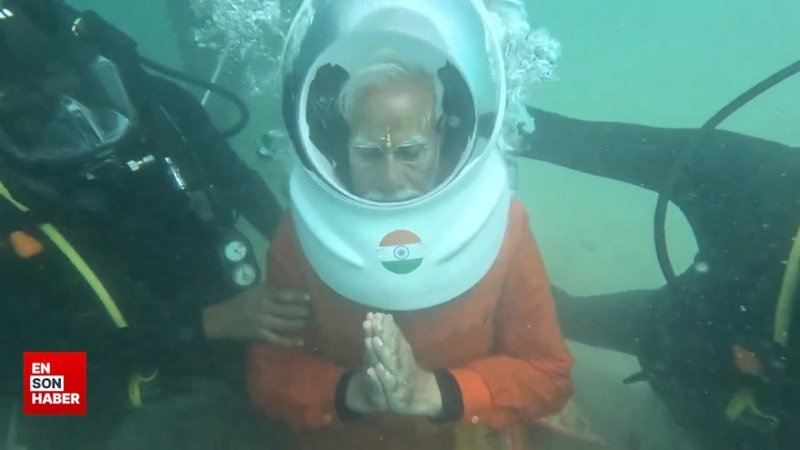 Hindistan Başbakanı Narendra Modi, su altında dua etti