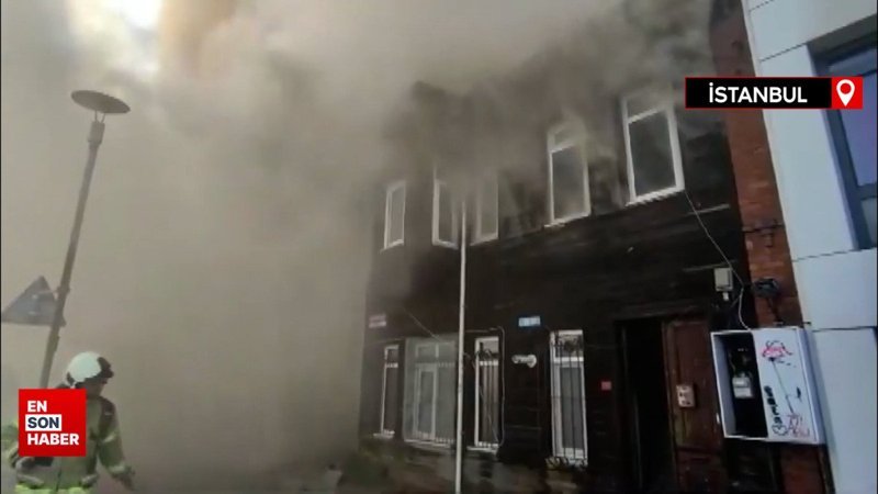 İstanbul Beyoğlu’nda ahşap binada yangın