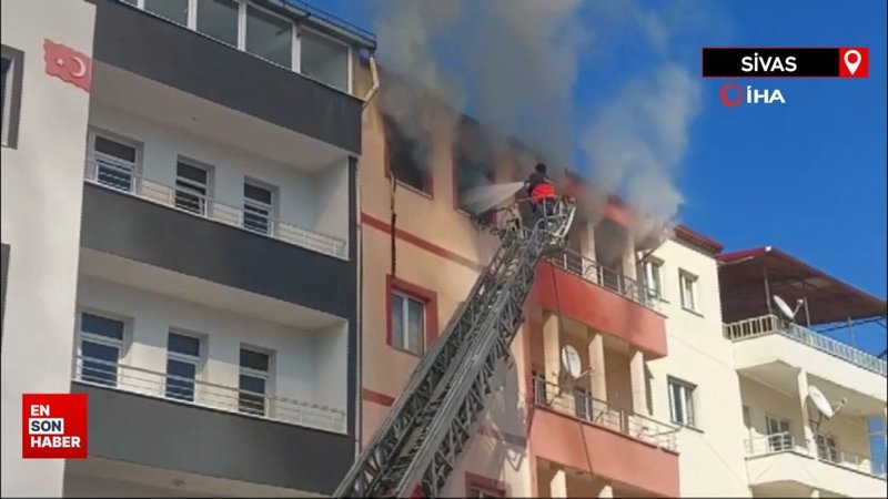 Sivas’ta ev yangını, dumandan etkilenen 3 kişi kurtarıldı