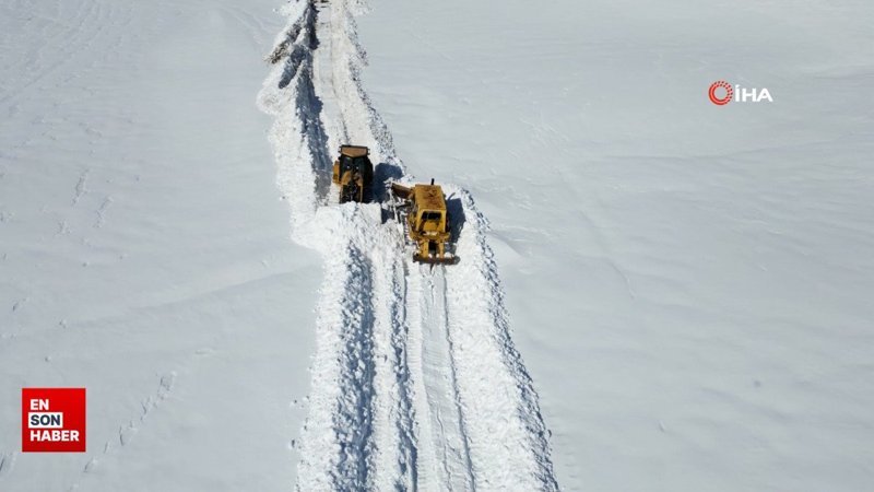 Şırnak'ta dozerler karlı yollarda ilerlemekte güçlük çekiyor