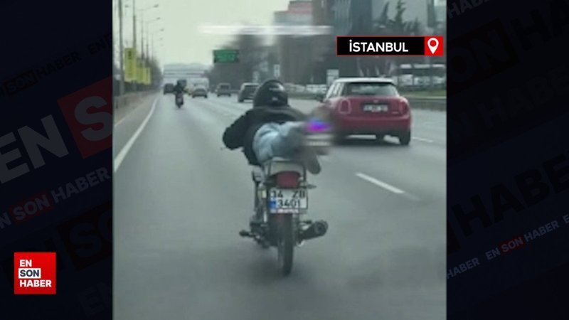 Kadıköy'de yatarak motosiklet kullanan sürücüye para cezası verildi