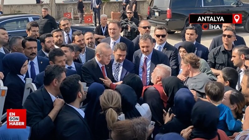 Cumhurbaşkanı Erdoğan'a cuma namazında vatandaşlardan sevgi seli