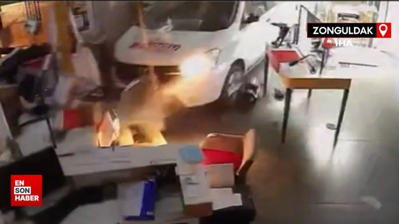 Zonguldak'ta kaza yapan araç beyaz eşya dükkanına girdi