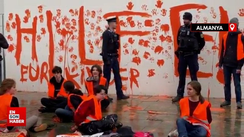 Almanya’da başbakanlık binasına boyalı saldırı