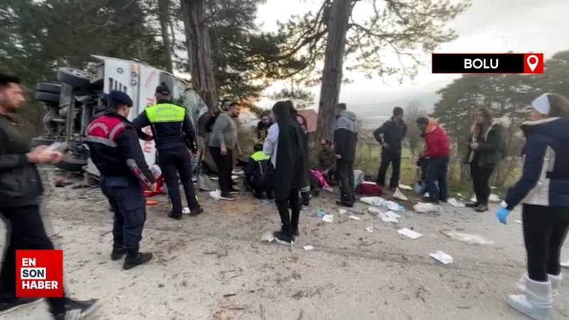 Bolu'da kayak merkezinden dönenleri taşıyan minibüsün devrildi