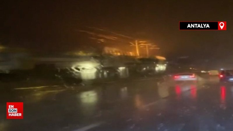 Antalya'da tramvay hattına yıldırım düştü