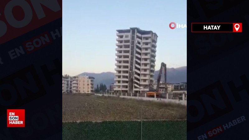 Hatay'da 11 katlı bina kağıt gibi yerle bir oldu