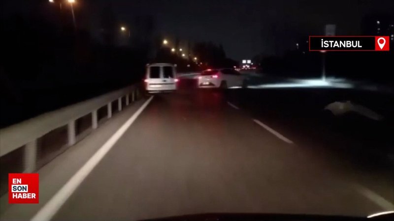 Küçükçekmece'de bir sürücü trafikte makas atarken başka sürücüye çarptı