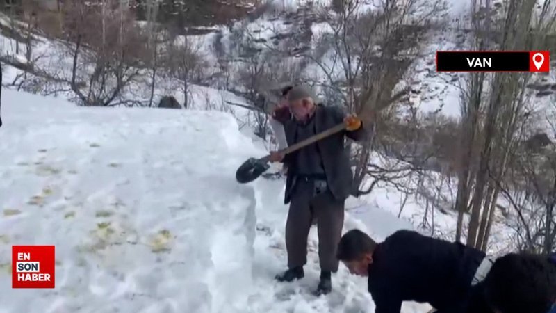 Van’da evlerin önünde biriken karlar imece usulü temizleniyor