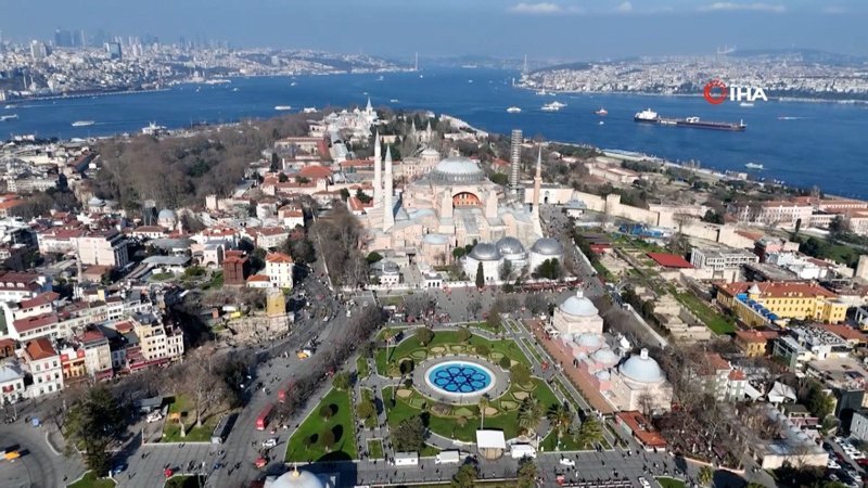 Ayasofya-i Kebir Camii Şerifi'ne Ramazan mahyası asıldı
