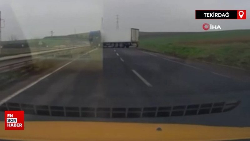 Tekirdağ'da kontrolden çıkan tırın kaza anı