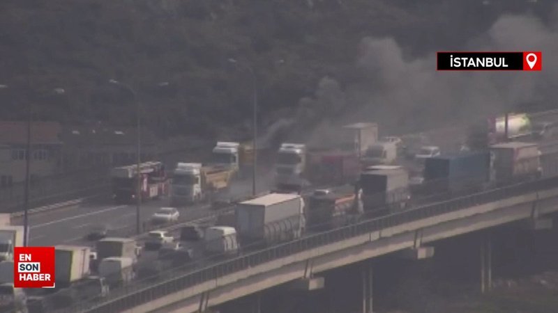 Başakşehir TEM Otoyolunda trafiği kilitleyen yangın