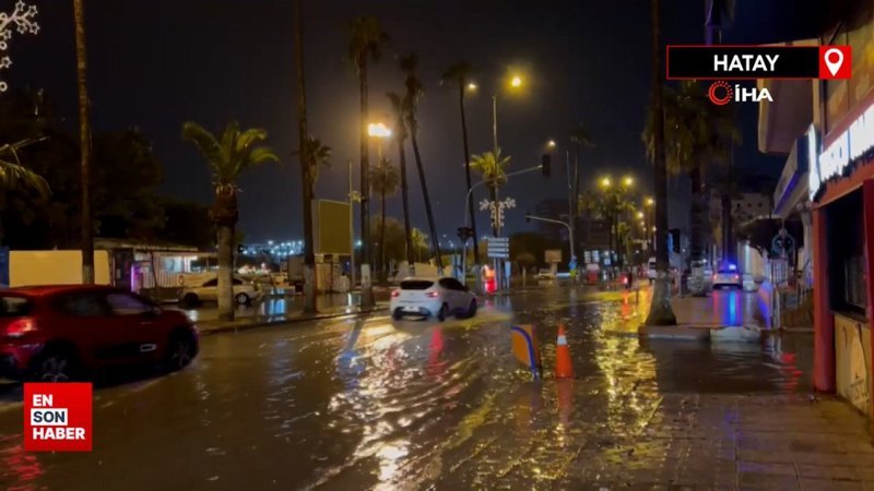 İskenderun'da şiddetli yağışla birlikte caddeler göle döndü