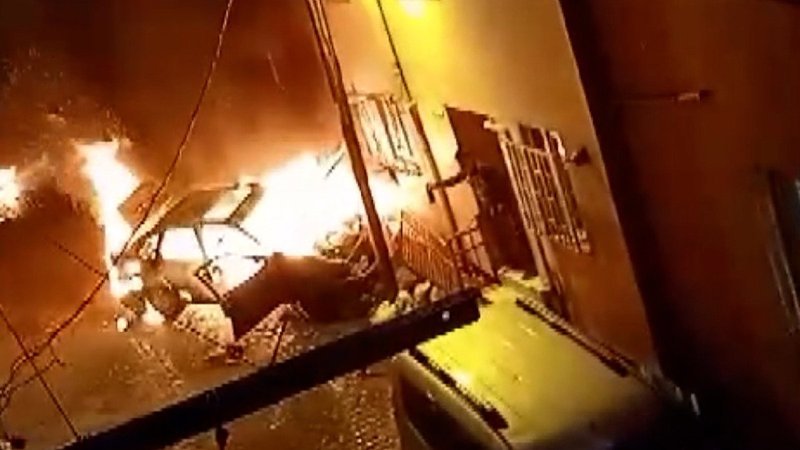 İstanbul'da otomobil alev topuna döndü