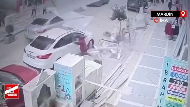 Mardin'de inşaattan kafasına kapı düştü o anlar kamerada