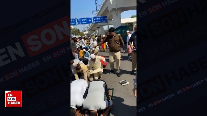 Hindistan'da polis, cuma namazı kılanlara saldırdı