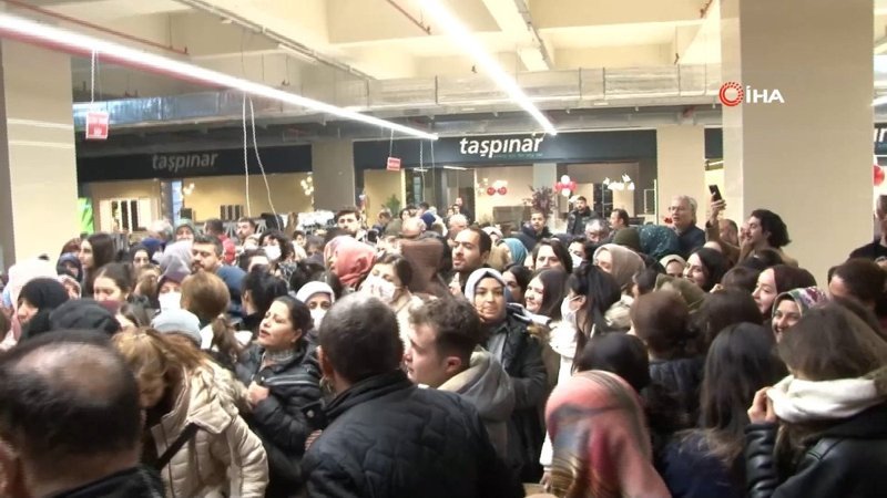 Ankara’da mağaza açılışında indirim izdihamı
