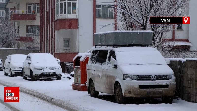 Van'da 152 yerleşim yerinin yolu kardan kapandı