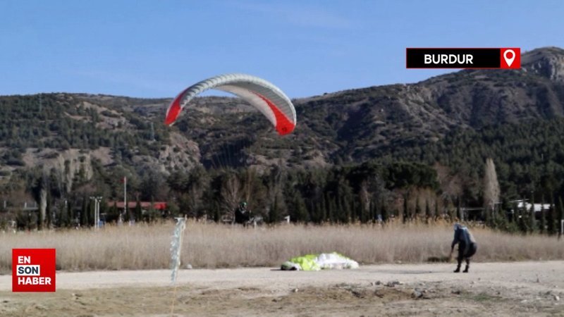 Burdur'da yamaç paraşütçüleri yeni sezonu açtı, gökyüzü renklendi.